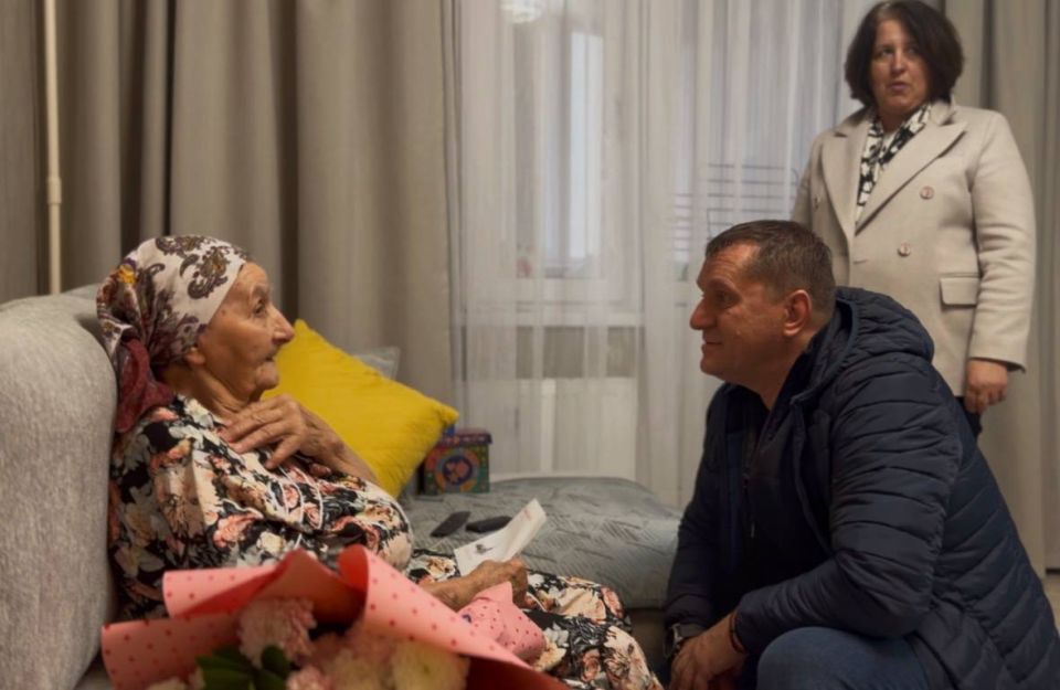 Вчера вместе с главой Погребского сельсовета Оксаной Абрамовой поздравил с 95-летним юбилеем жительницу муниципалитета Анну Филипповну Гладченко