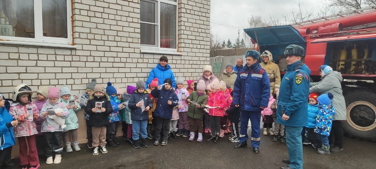 Огнеборцы ПЧ Фатежского района Противопожарной службы комитета региональной безопасности Курской области выезжали на проведение тренировочной эвакуации с инструктажем и показом техники в детский сад г.Фатежа