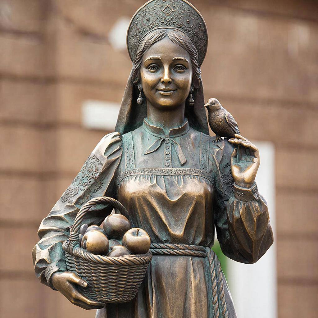 Екатерина Харченко: Дорогие земляки. Вы знаете, я коренная курянка, выросла в районе парка Дзержинского, а площадь около магазина «Куряночка» знакома мне с детства