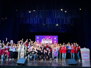 В Железногорске состоялась третья отборочная игра Школьной Лиги КВН «Старт», в которой приняли участие команды нашего местного отделения и Фатежской школы №2. Каждая из них подарила море позитива и отличного настроения...