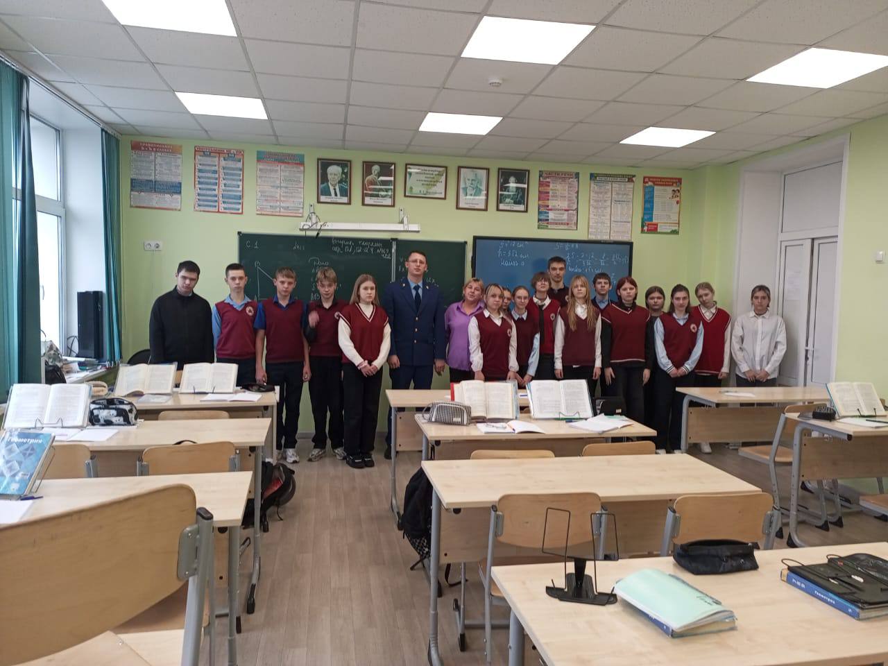 Заместитель прокурора Советского района Дмитрий Артёмов провёл встречу с учащимися школы, на которой обсудил с ребятами тему буллинга