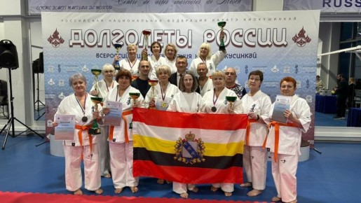 Участницы курского проекта «Секреты долголетия. Каратэ для пожилых» вошли в число лучших на Всероссийских соревнованиях по ката киокусинкай для старшего поколения «Долголеты России», который прошёл в Московском центре боевых...