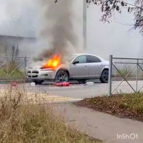 В Курске на дороге горела иномарка