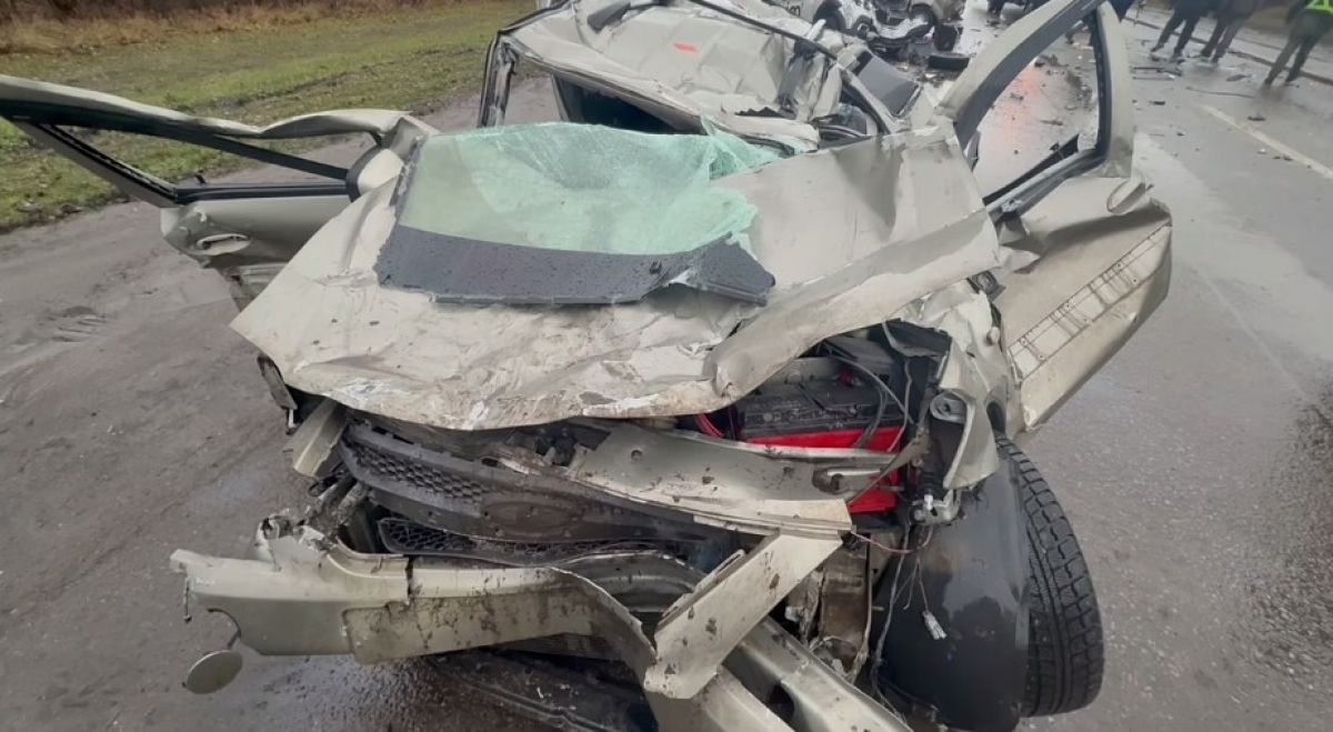 Под Курском многотонный Урал упал на четыре легковушки: есть пострадавшие