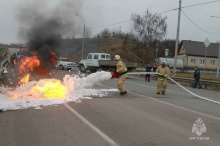 МЧС Курской области отработало ликвидацию крупного ДТП с пожаром и затором