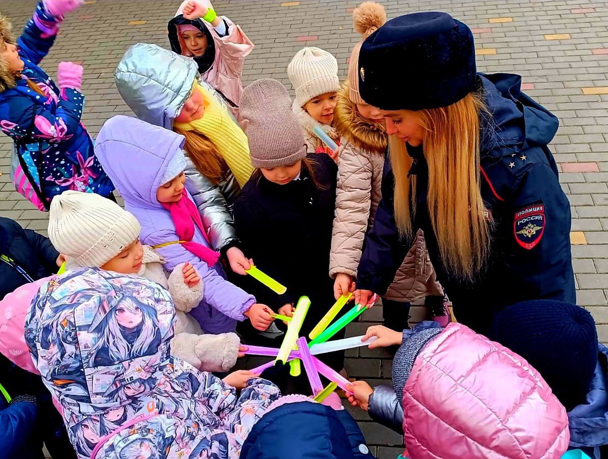 Сотрудники Госавтоинспекции в Всемирный день ребенка провели профилактическое мероприятие для первоклассников