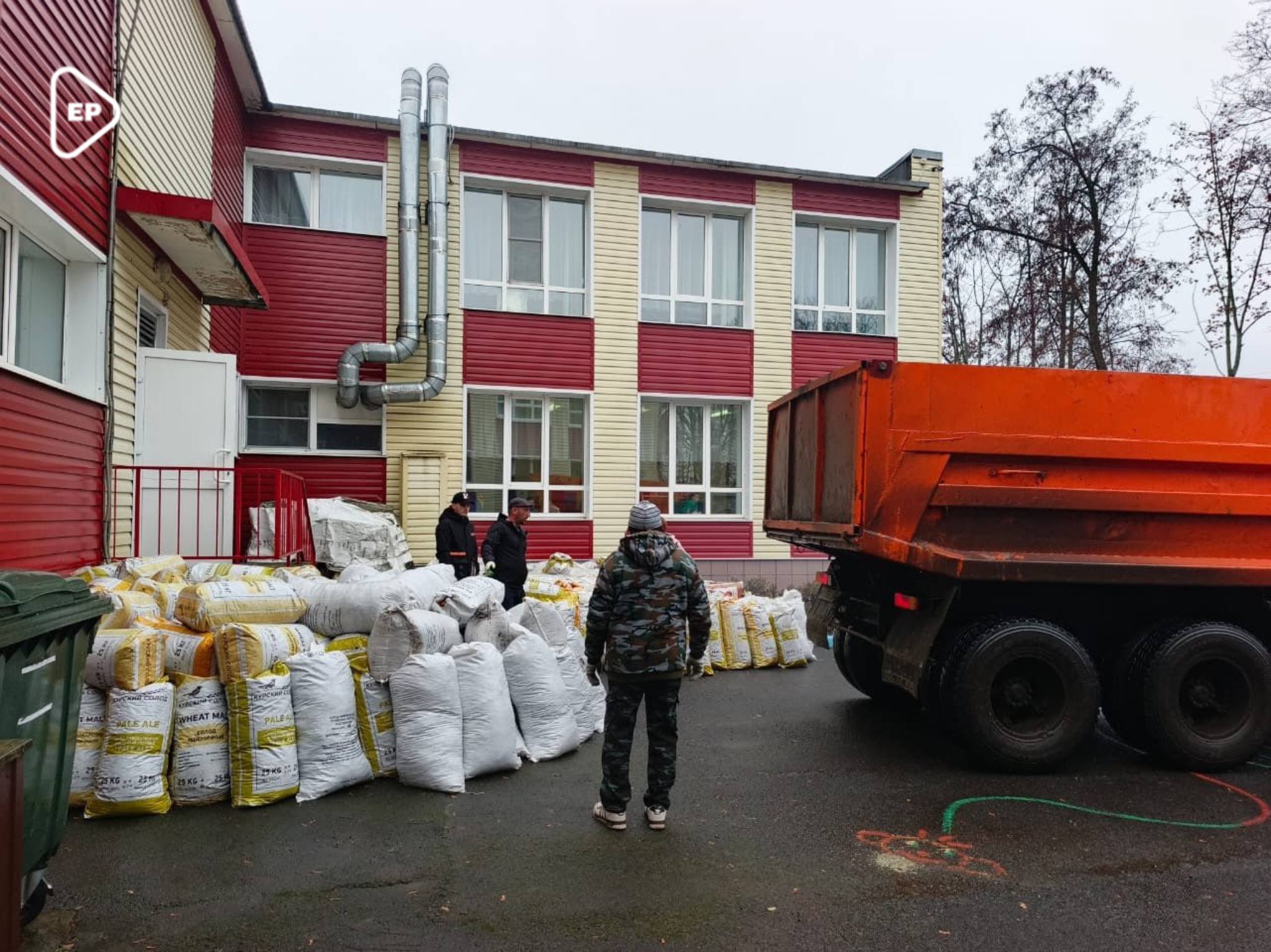 Единоросс в рамках партпроекта «Чистая страна» помог детскому саду в уборке территории