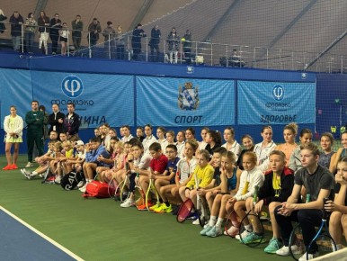 В Курской международной академии тенниса состоялась встреча с Вероникой Кудерметовой и Сергеем Демехиным