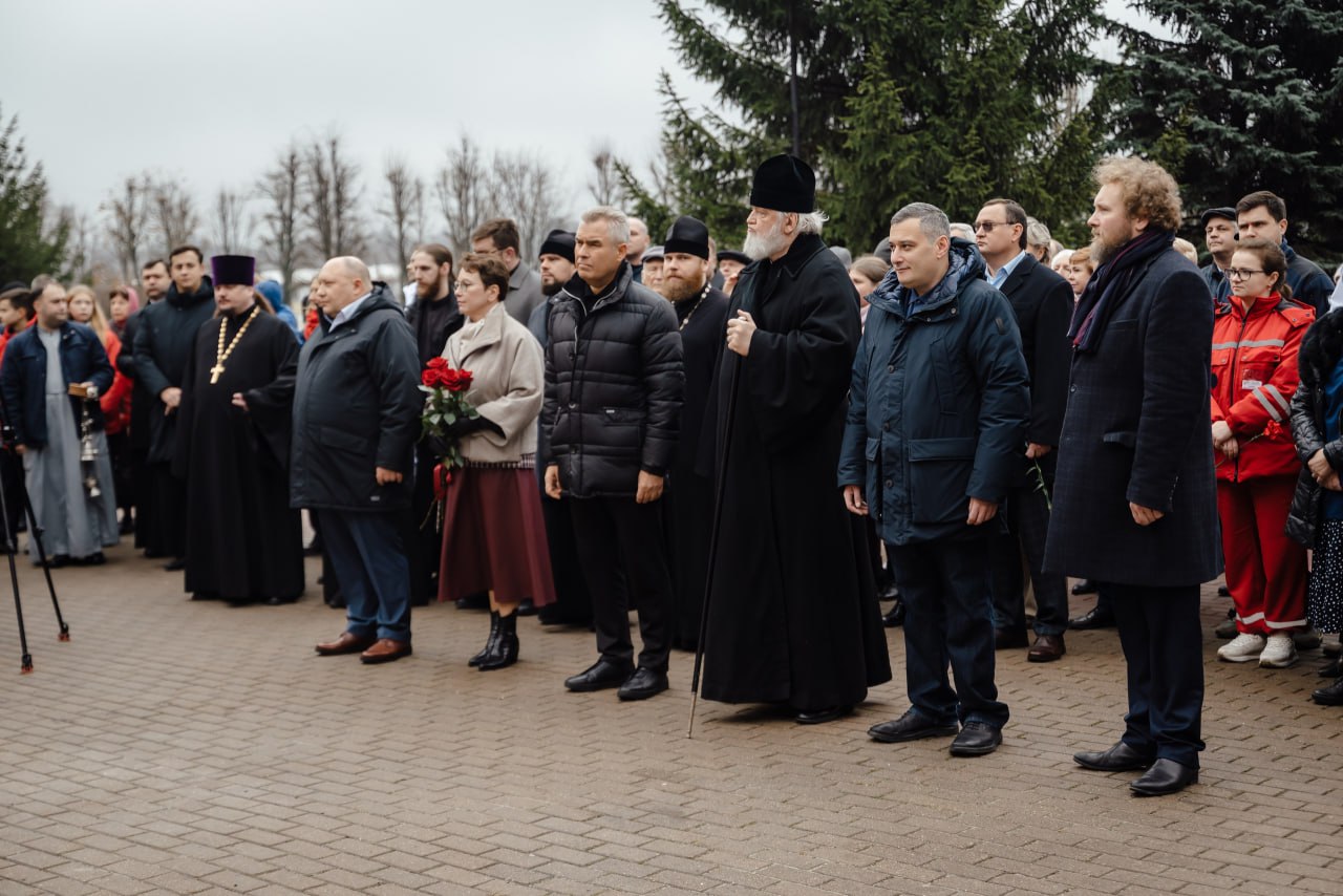 На территории Курской областной клинической больницы перед главным входом состоялась торжественная церемония открытия памятника Святителю Луке (В. Ф. Войно-Ясенецкому). В мероприятии приняли участие губернатор Курской...