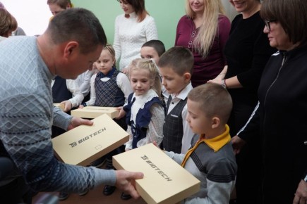 В курском лицее-интернате №1 состоялась церемония вручения планшетов первоклассникам, из приграничных районах области