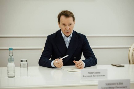 Губернатор Курской области Александр Хинштейн провел встречу с художественным руководителем Государственного театра наций Евгением Мироновым, который привез в Курск спектакль «Кто боится Вирджинии Вулф?»