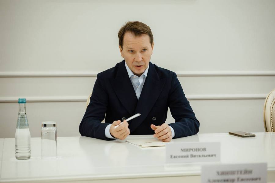 Губернатор Курской области Александр Хинштейн провел встречу с художественным руководителем Государственного театра наций Евгением Мироновым, который привез в Курск спектакль «Кто боится Вирджинии Вулф?»