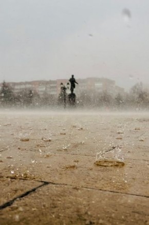 На Курск обрушилась гроза с громом и молниями