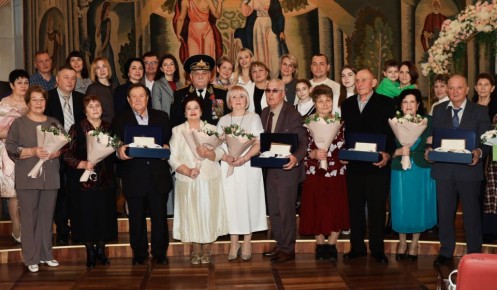 В Курске супруги, прожившие вместе 50 лет, получили подарки от губернатора