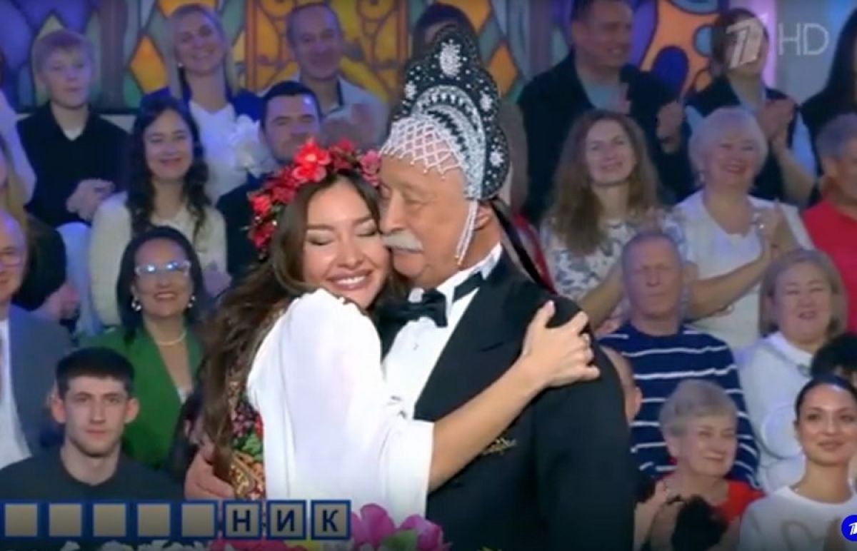 Курская певица нарядила Якубовича в модный кокошник в эфире «Поле чудес»