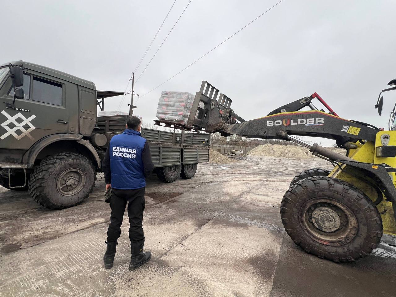 Игорь Кастюкевич: Военнослужащим 37 бригады, выполняющим задачи на Курском направлении, от волонтерского лагеря Единой России «Курский рубеж» , в дополнение к государственному обеспечению, передали 15 тонн цемента.