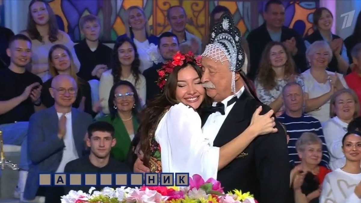 Курская певица нарядила Якубовича в кокошник на шоу «Поле чудес»