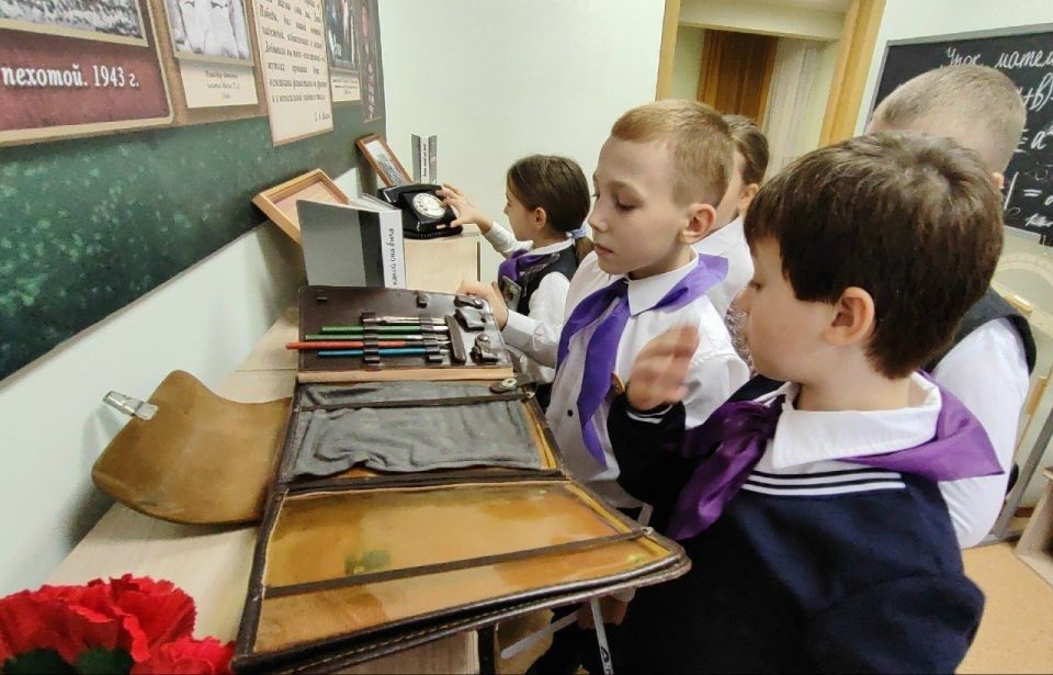 При поддержке комитета культуры и туризма города Курска в Зале Славы Петра Алексеевича Михина, действующего на базе Культурного центра семейного чтения и досуга им. П.А. Михина, проходят индивидуальные и групповые...