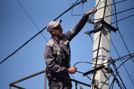 Курские электрики подвесили 80 метров проводов