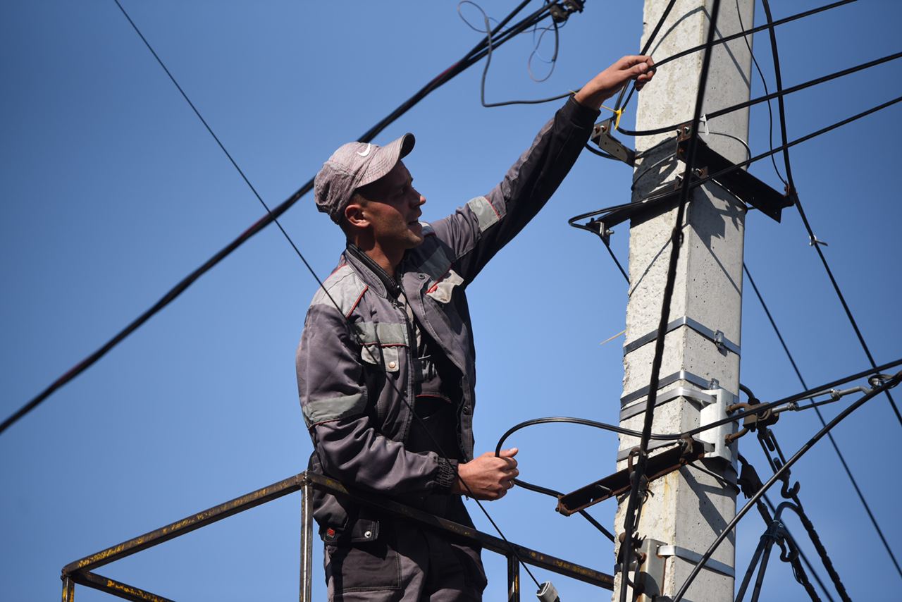 В Курске электрики подвесили 80 метров проводов