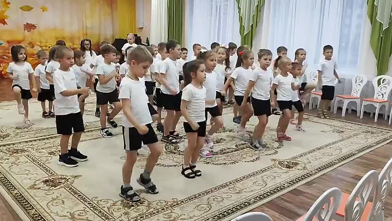 В городе Курчатове в рамках антинаркотического месячника в целях профилактики девиантного поведения, а также формирования здорового образа жизни у детей и молодежи, проводится акция-флешмоб «На зарядку становись!»