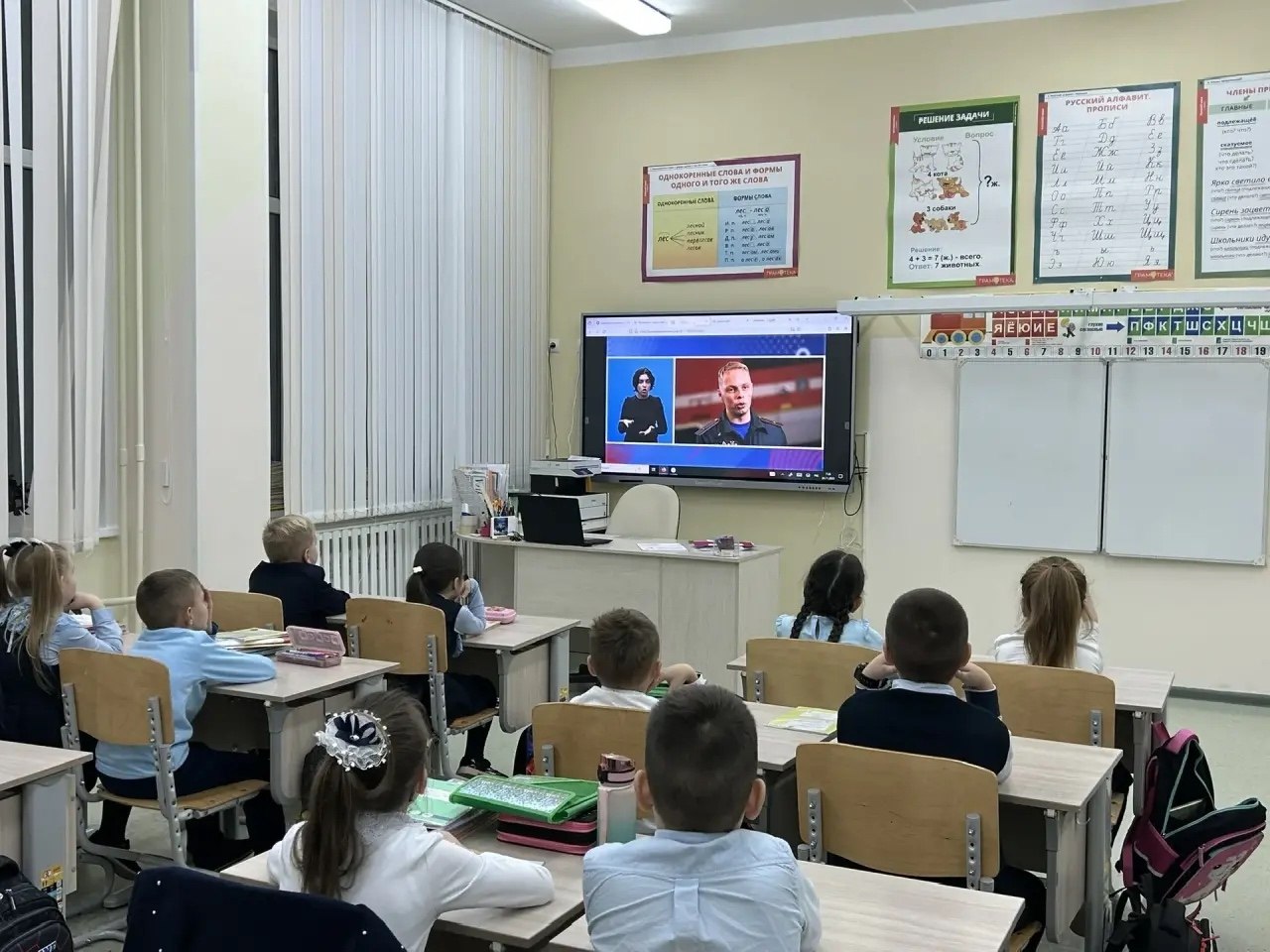 Новая учебная неделя в школах Курска традиционно началась с «Разговоров о важном» на тему: «Профессия — жизнь спасать»