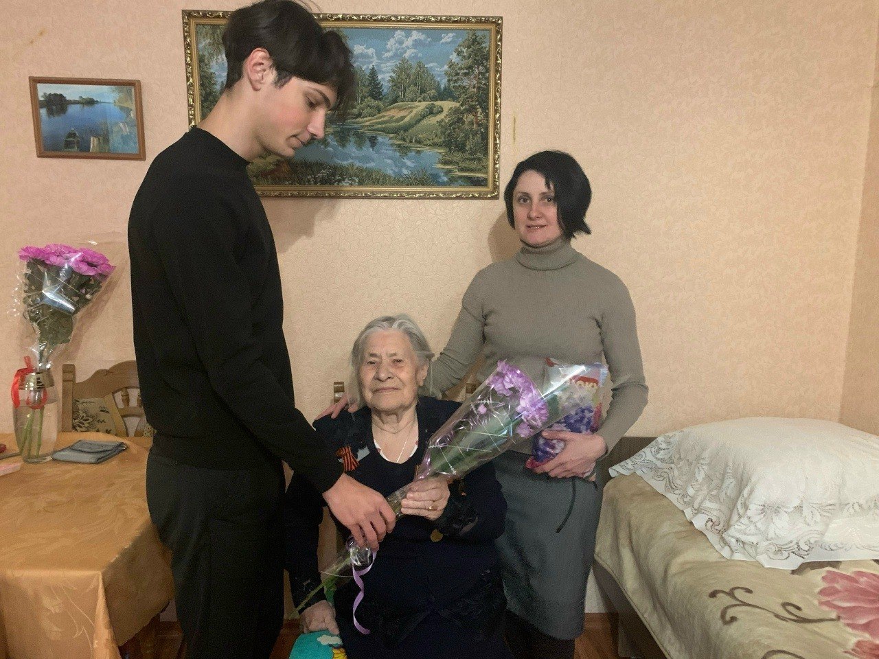 Сотрудники Централизованной системы библиотек города Курска и волонтеры отряда «БИБЛИОдобро» поздравили Надежду Алексеевну Сидоркину с 99-летием