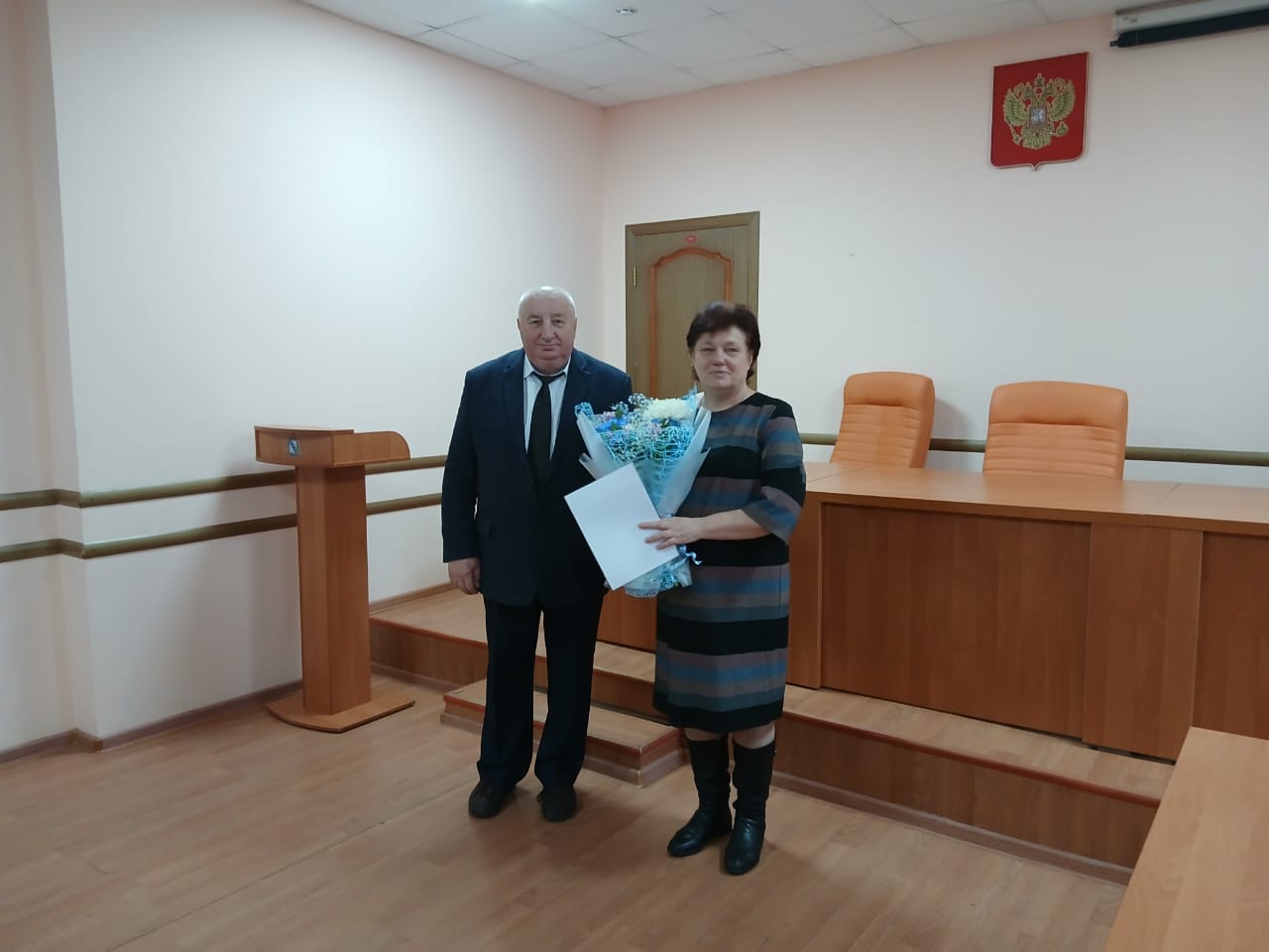 Геннадий Енютин: Сегодня вручил Почетную грамоту Солнцевского района замечательной женщине, профессионалу своего дела, главному редактору районной газеты «За честь хлебороба» Гридасовой Светлане Николаевне