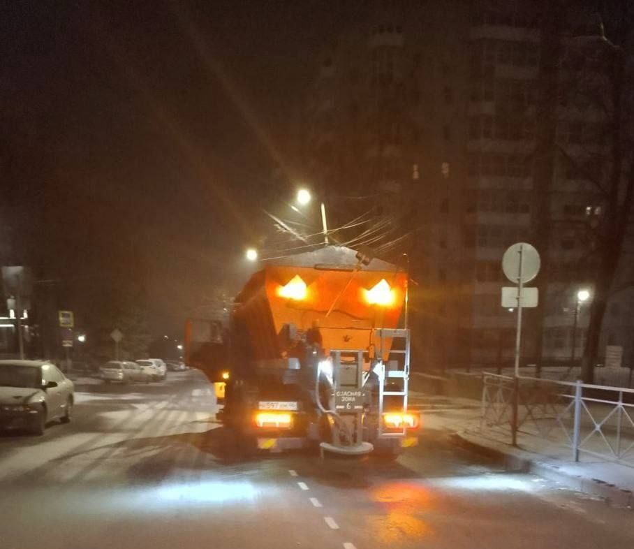 Мэр Курска поручил коллегам убрать кучи песко-соляной смеси с улиц