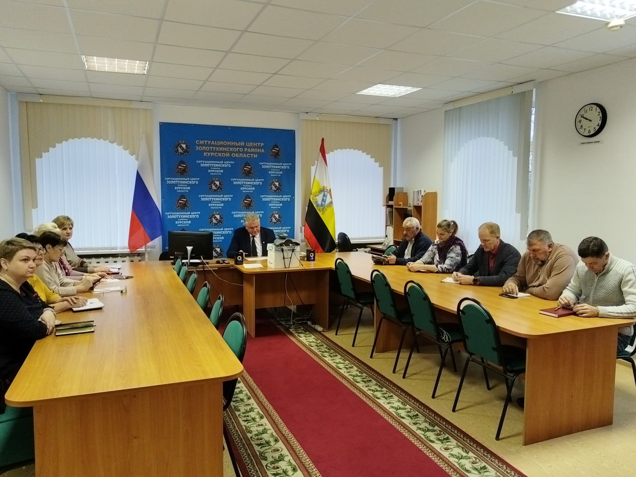 Виктор Кожухов: Понедельник начал с планёрки с главами муниципальных образований Золотухинского района, на которой обсудили ряд важных вопросов, касающихся жизни нашего района