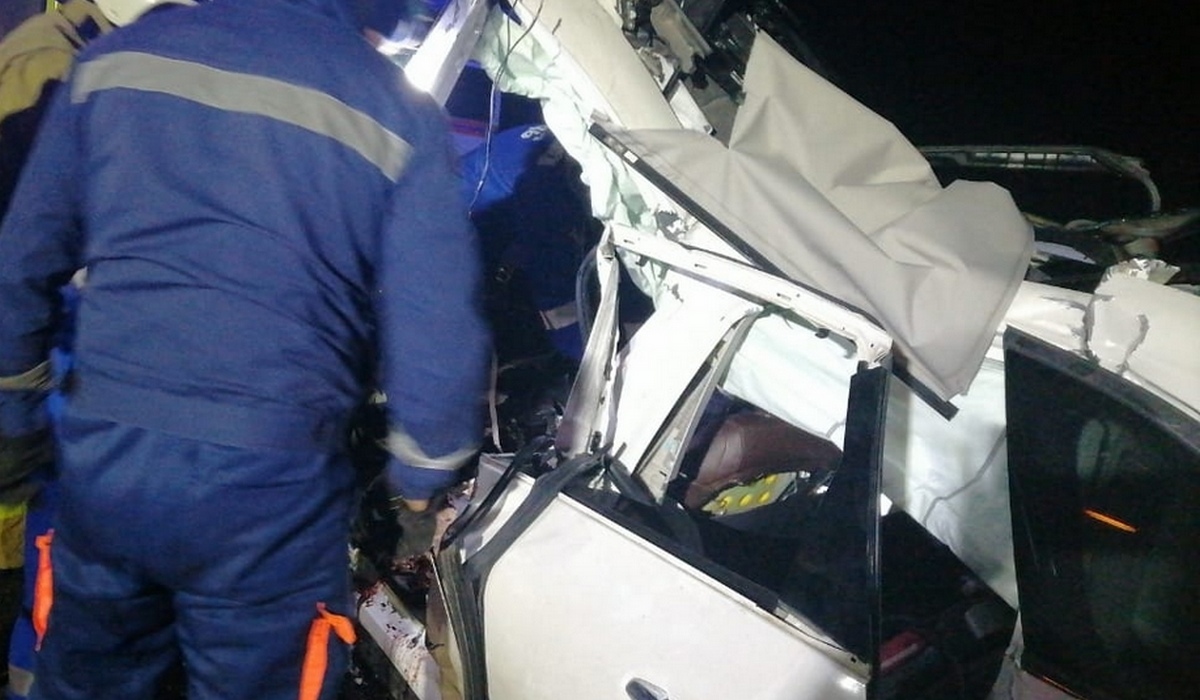 Под Курском при столкновении фуры и иномарки пострадали оба водителя