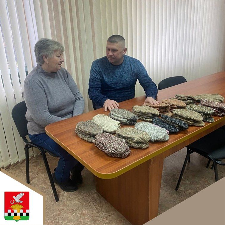 Наступили осенние холода и женщины-труженицы снова взяли в руки спицы и начали вязать теплые носки для ребят, которым так необходима наша забота и внимание