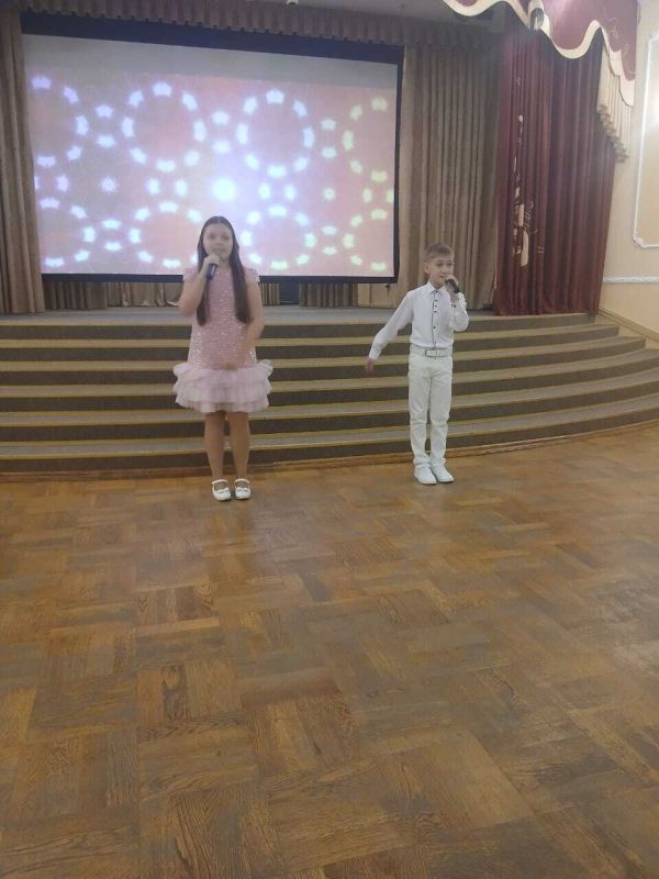 Получатели социальных услуг учреждения «Ветеран» посетили концертно-творческий центр им. М.С. Щепкина, где прошел праздничный концерт, посвященный Дню матери