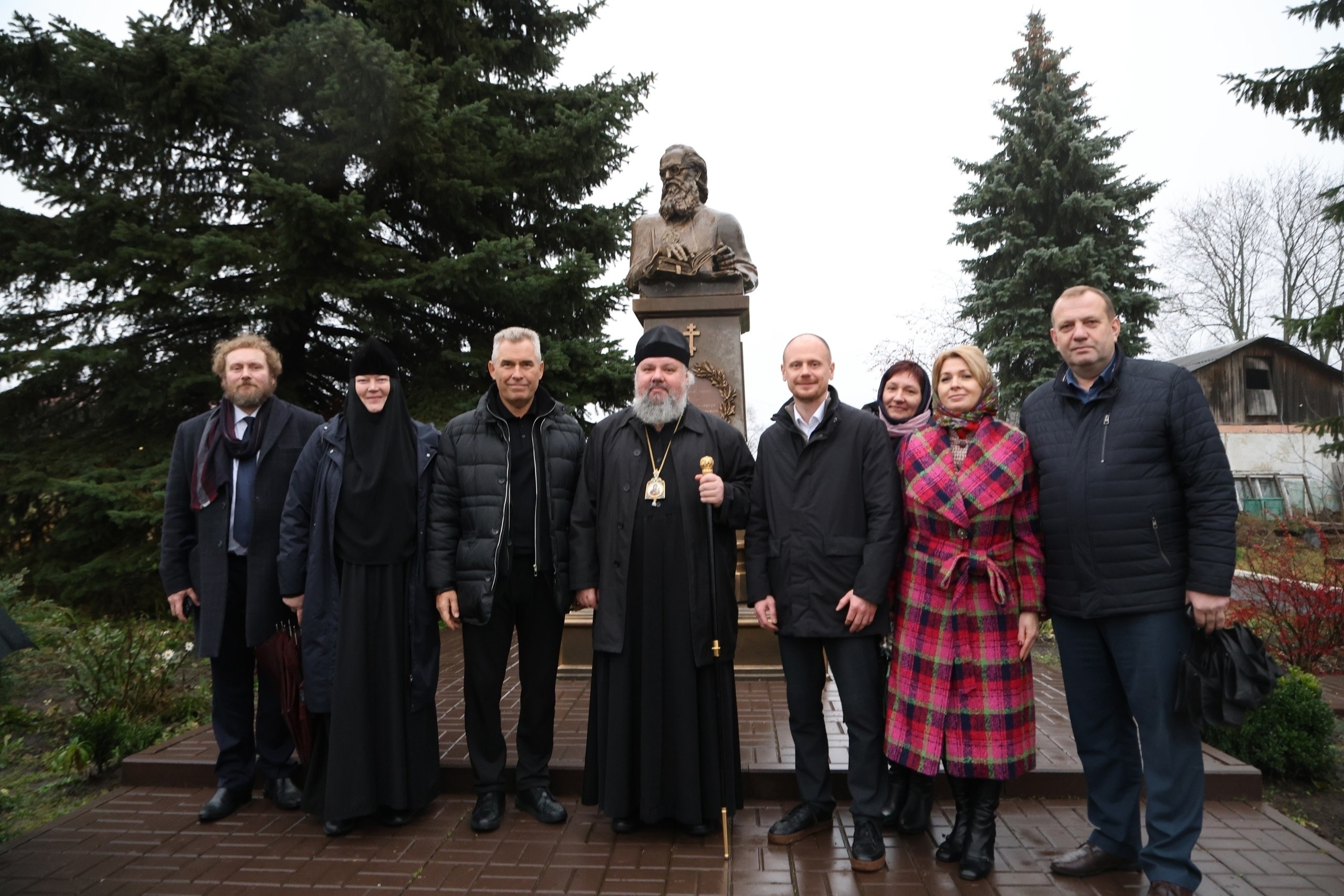 Начальник Управления по государственной охране объектов культурного наследия Курской области Ирина Аникеева вместе с известным общественным деятелем и телеведущим Павлом Астаховым и коллегами из Правительства Курской области...