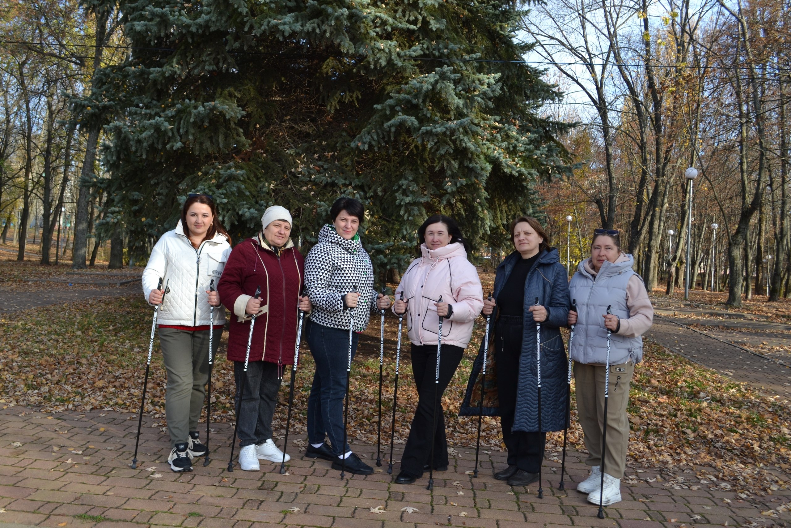 Участники проекта «Курское долголетие» Курского района регулярно занимаются скандинавской ходьбой