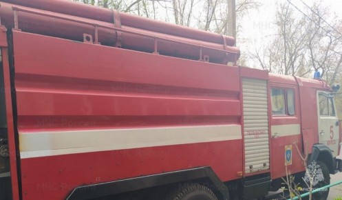 В Курске на 1-й Стрелецкой сгорела крыша торгового павильона