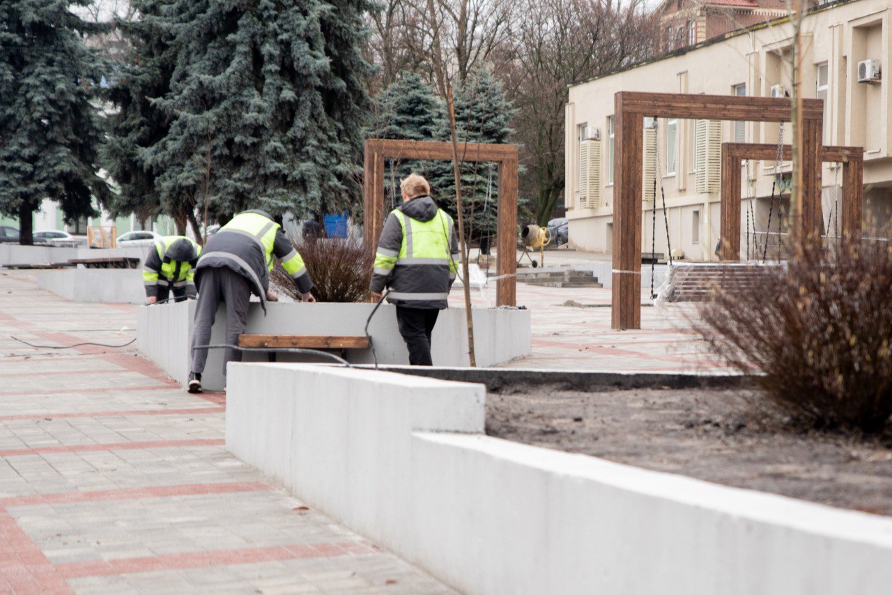 Вокруг качелей около «Куряночки» установят тактильную плитку
