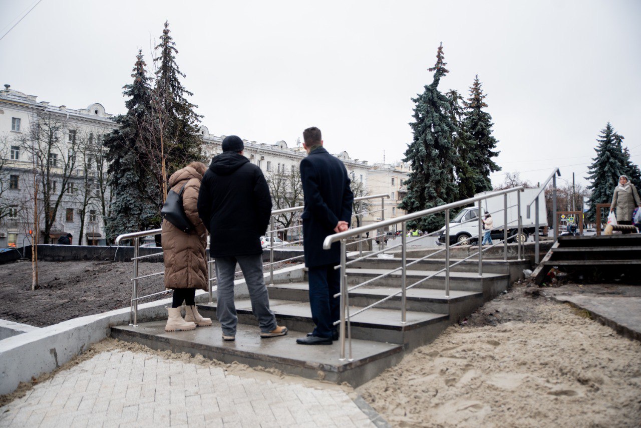 Вокруг качелей около «Куряночки» установят тактильную плитку