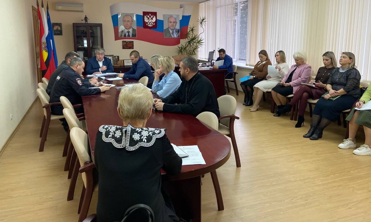 Александр Михайлов: На заседании Совета по вопросам межнациональных и межконфессиональных отношений обсудили три ключевые темы, которые напрямую влияют на безопасность и социальную стабильность в нашем городе