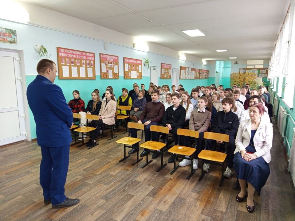 20 ноября, в День правовой помощи детям, старшеклассники 2 школы пос.Пристень встретились с прокурором Пристенского района, Артёмом Викторовичем Кофановым
