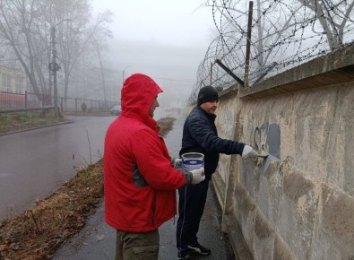 В рамках проекта «Чистый город» и межведомственной оперативно-профилактической операции «Чистое поколение - 2025» в Центральном округе устраняют наркотическую рекламу