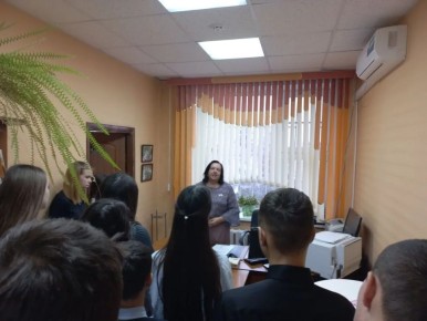 В рамках профильного обучения среди обучающихся МКОУ "Плотавская СОШ" и сотрудниками ЗАГС по Октябрьскому району прошла встреча