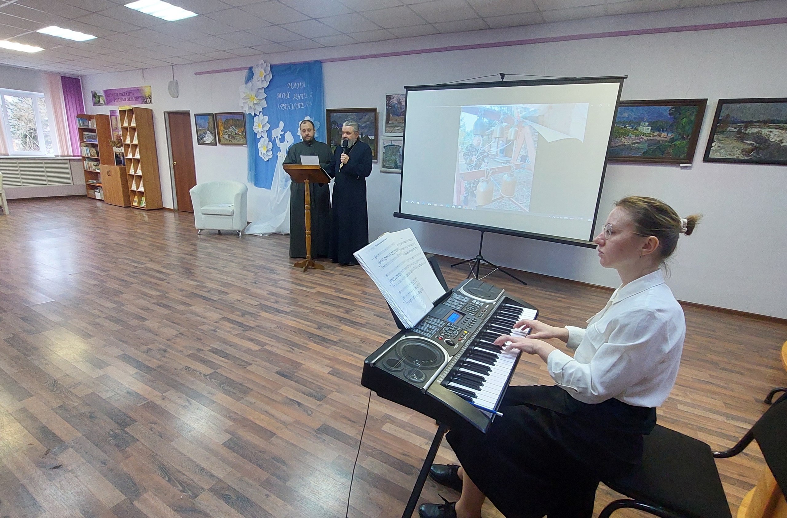 По сложившейся традиции в читальном зале библиотеки для слушателей университета пожилого человека «Золотой возраст» состоялась православная встреча «Храмов благовест святой» с настоятелем храма Сергия Радонежского...