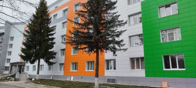 В Железногорском доме социального обслуживания продолжаются работы по капитальному ремонту кровли и фасада здания, капитальный ремонт 5-го этажа, капитальный ремонт электромонтажных систем, центральной лестничной клетки...