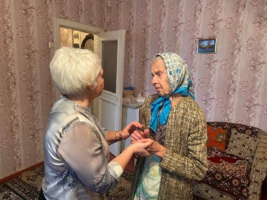 В преддверии празднования Дня матери сотрудники учреждения "Ветеран", совместно с волонтерами Добро.ЦентрКГУ, "БИБЛИОдобро" и настоятелями курских храмов, поздравили женщин - получателей социальных услуг с этим замечательным...