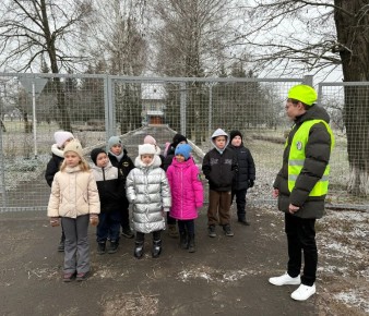 Командир отряда ЮИД, активист первичного отделения Движения Первых Мальцев Кирилл провёл для ребят познавательное мероприятие
