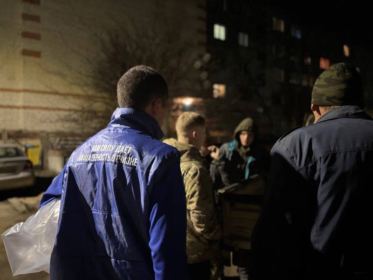 Молодогвардейцы Единой России присоединились к ликвидации последствий от удара ВСУ по Льгову