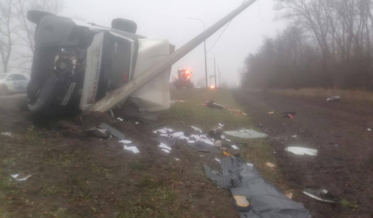 На трассе Курск–Воронеж фургон врезался в опору ЛЭП, водитель погиб на месте