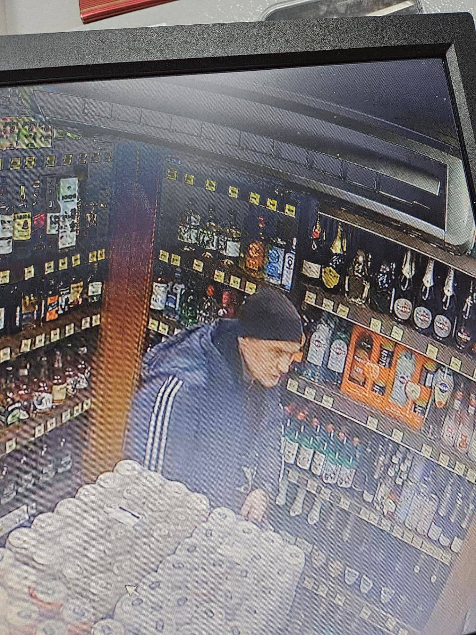 Северным отделом полиции устанавливается личность мужчины, обоснованно подозреваемого в краже дорогостоящего алкоголя из магазина