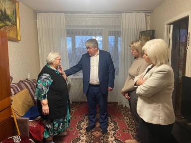 Александр Михайлов: Сегодня навестил Галину Александровну Полуянову — блокадницу Ленинграда, которой 12 ноября пожарные помогли выбраться из задымленной квартиры